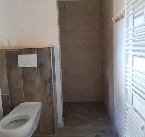 Douche italienne accessible PMR