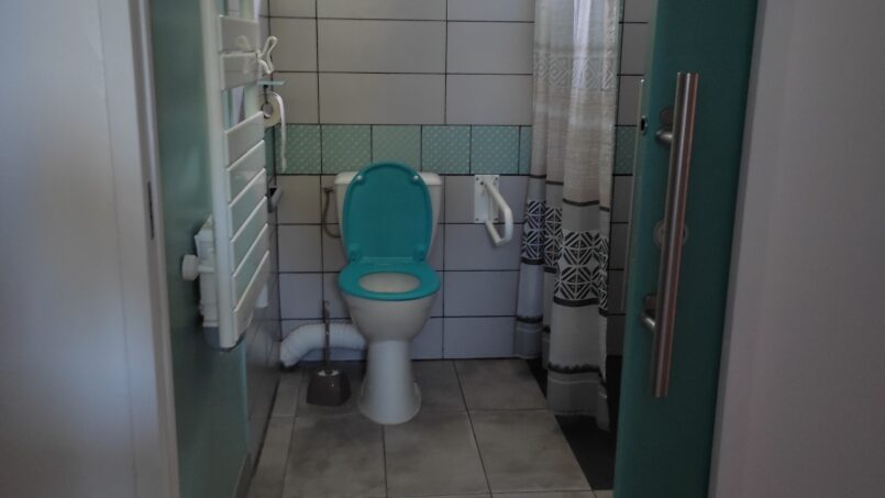 Toilettes PMR avec deux barres d'appuis (1 de chaque côté)