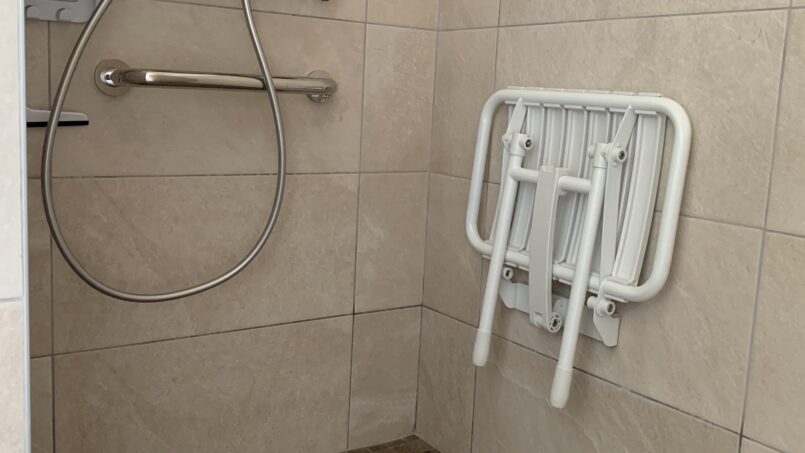 douche italienne oour PMR avec siège douche intégré et barre d'appui
