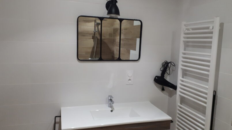 espace vide sous lavabo de la salle de bain PMR accessible fauteuils roulants