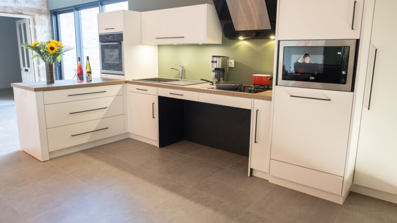 Cuisine PMR espace vide sous plan de cuisson pour les fauteuils roulants