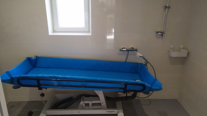 chariot douche dans salle de bain PMR accessible fauteuil roulant