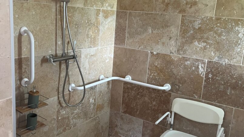 Salle de bain accessible PMR fauteuil roulant douche italienne tabouret de douche