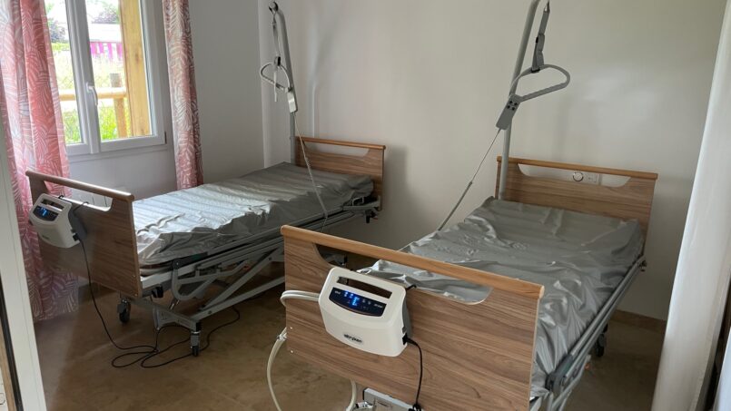 Chambre accessible PMR fauteuil roulant et possibilité d'installer 2 lits médicalisés