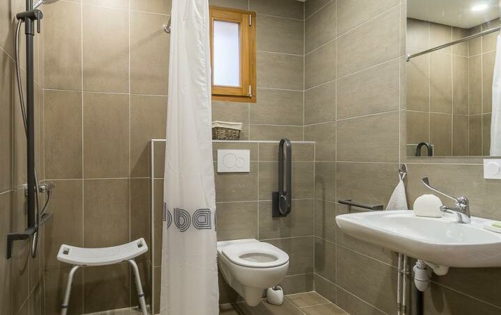salle de bain PMR accessible fauteuils roulants