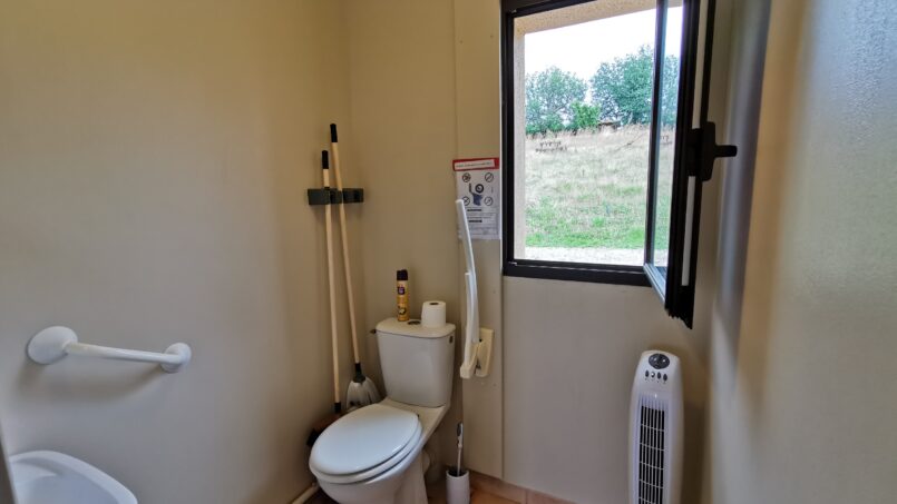 WC accessible PMR fauteuils roulants barre d'appui à gauche et à droite