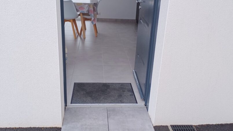 entrée maison adaptée PMR fauteuil roulant seuil plat