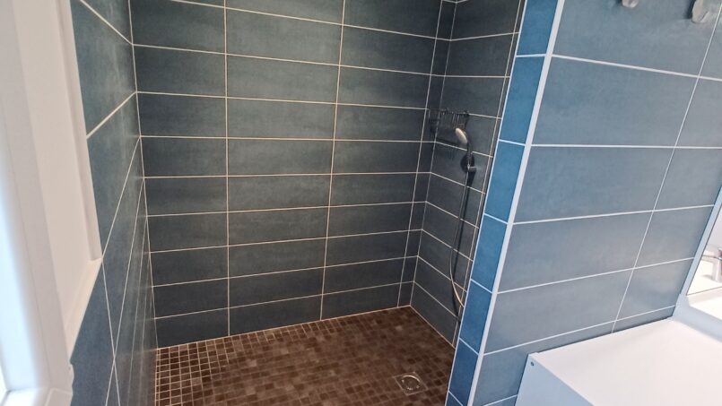 salle de bain PMR accessible fauteuil roulant avec douche italienne