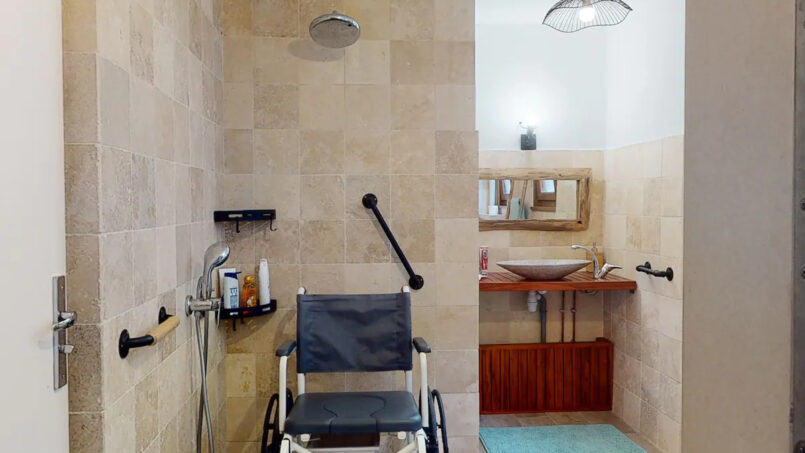 salle de bain PMR fauteuil roulant