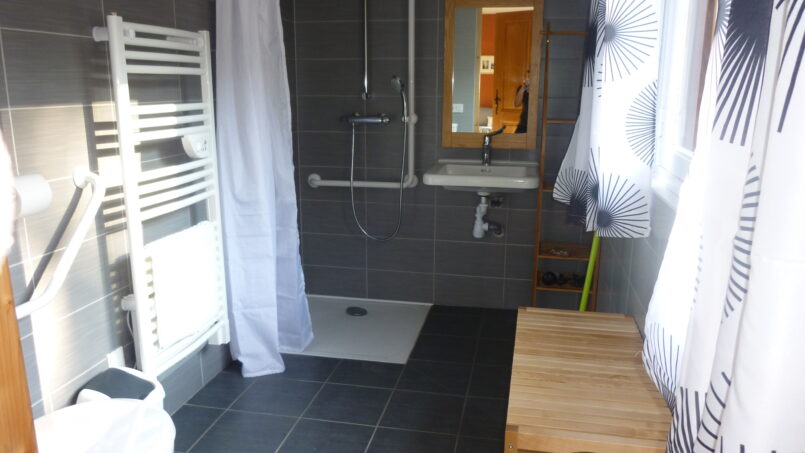 salle de bain PMR douche italienne fauteuil roulant