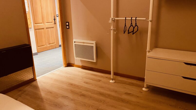 chambre PMR fauteuil roulant lit médicalisé et lève-personne possible