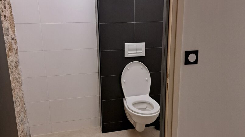 WC indépendant accessible PMR fauteuil roulant