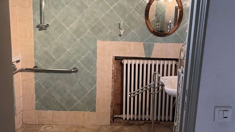 Salle de bain PMR accessible aux personnes à mobilité réduite en fauteuil, douche italienne avec barre d'appui dans la douche