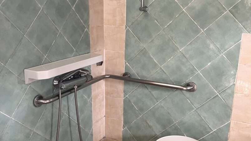 douche italienne avec tabouret pour la douche et barre d'appui pour les PMR