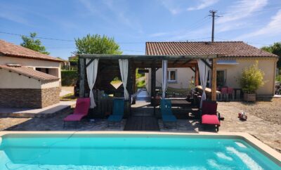 Gîte 6/7 personnes en Ardèche avec piscine, idéalement situé