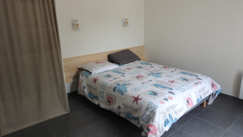 Chambre avec une aire de rotation pour les personnes à mobilité réduite en fauteuil roulant