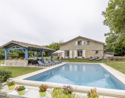 Gîte 12 pers avec  3 suites PMR et piscine, à deux pas du Périgord