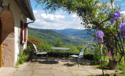 Une retraite à flanc de montagne avec une vue spectaculaire sur la vallée.