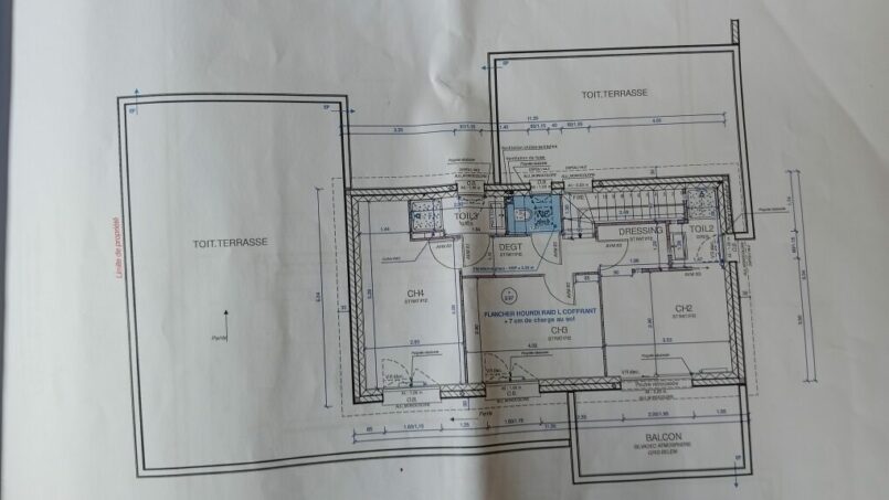 Rez-de-chaussée avec une suite chambre et salle de bain PMR accessible aux fauteuils roulants