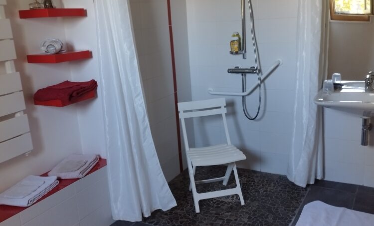 Salle d'eau avec WC, et grand douche à l'italienne accessible aux Personnes à Mobilité Réduite (PMR) en fauteuil roulant