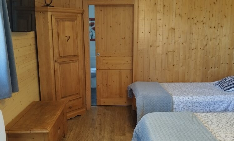 Chambre d'hôtes 2 ou 3 personnes avec salle de bain privée accessible aux PMR en fauteuil roulant