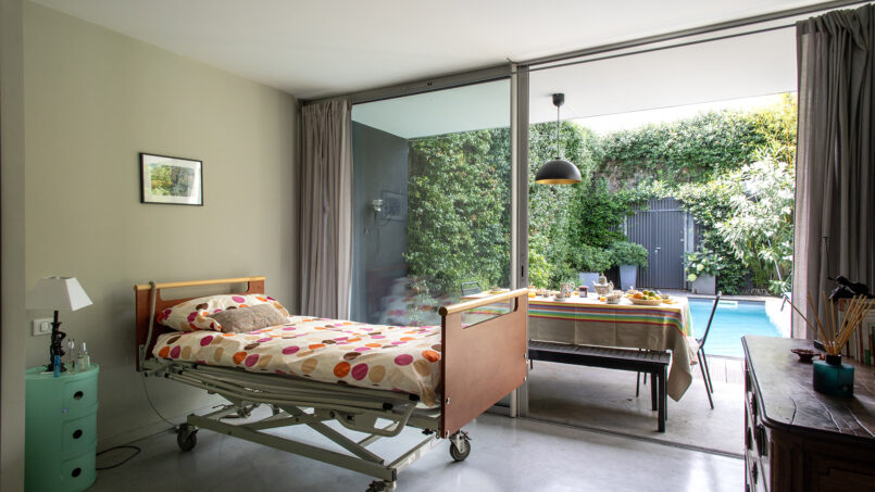 Chambre avec lit médicalisé accessible aux personnes à mobilité réduite (PMR) en fauteuil roulant