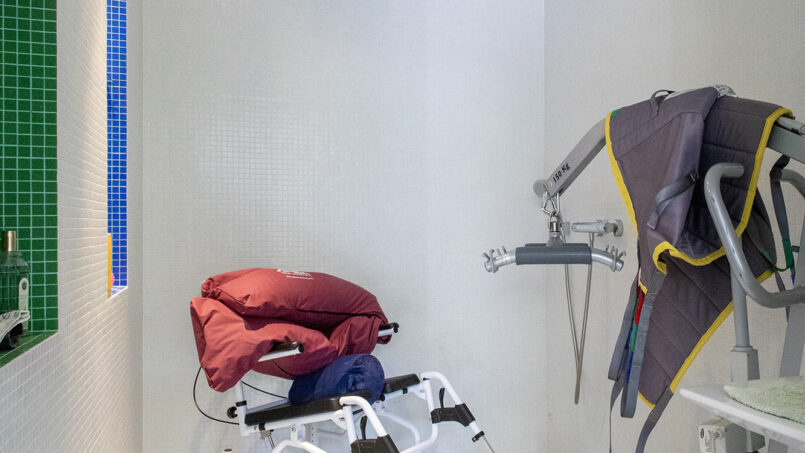 Immense douche avec fauteuil de douche et lève personnes pour personnes en situation de handicap