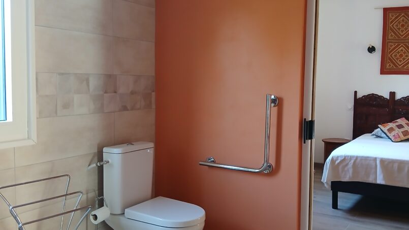 WC surélevé avec barre d'appui