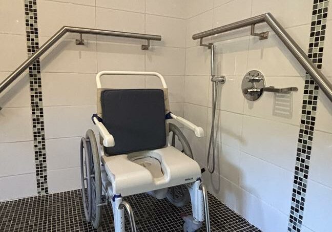Fauteuil douche roulant pour Personnes à Mobilité réduite (PMR)