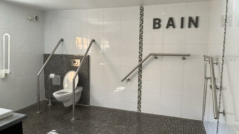 Salle de bain et WC PMR pour personnes à mobilité réduite en fauteuil roulant suffisamment spacieux pour accompagnant (aidant, infirmière,etc.)