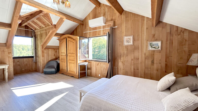 Chambre à l'étage non accessible aux Personnes à Mobilité Réduite (PMR) en fauteuil roulant