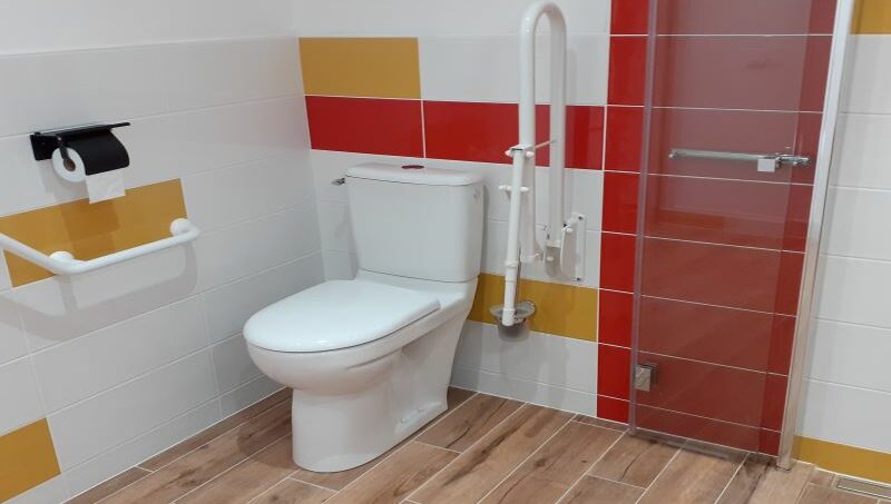 WC avec deux barres d'appui latérale, une fixe et une amovible pour les PMR