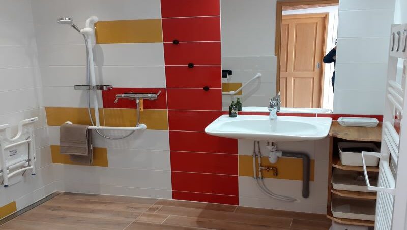 Salle de bain entièrement équipées pour les personnes à mobilité réduite (PMR) en fauteuil roulant