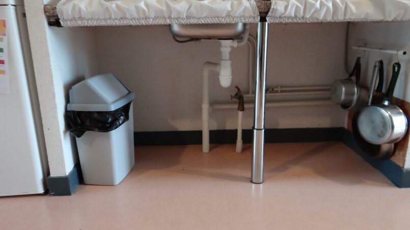 Cuisine adaptée PMR en fauteuil roulant