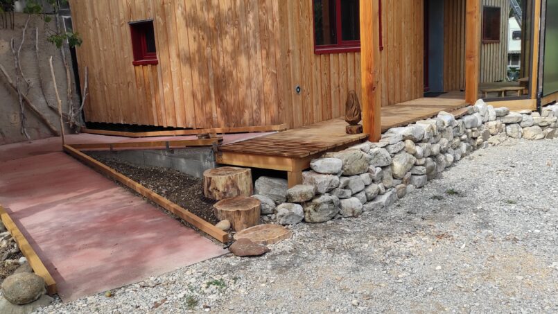 Accès au chalet par rampe d'accès pour les PMR en fauteuils roulants