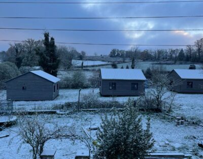 Cinq chalets dont deux jumelables, accessibles PMR (20/30 pers) avec rail de transfert