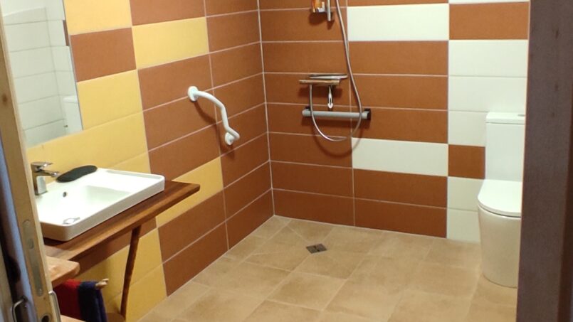 Douche italienne avec barre d'appui pour les personnes à mobilité réduite