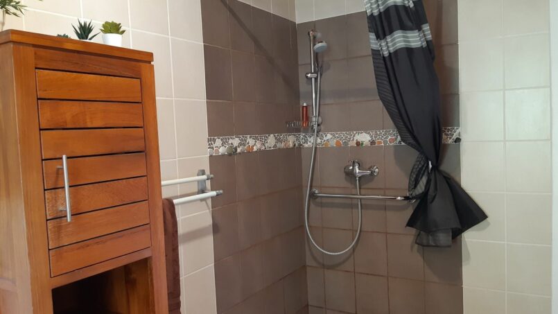 douche italienne avec aire de rotation de 150 cm de diamètre et barre d'appui pour les PMR