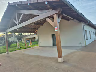 carport aménagé sous auvent, ciel bleu, maison moderne