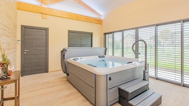 Pièce de vie avec jacuzzi et grands espaces