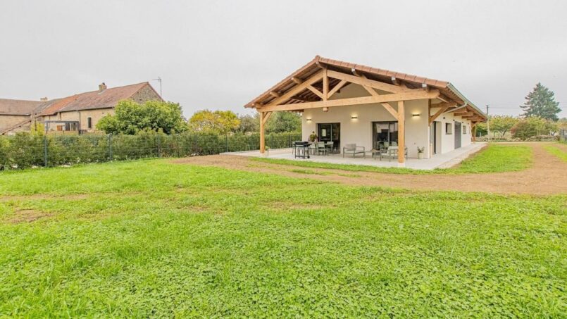 maison moderne et maison neuve, jardin vert, soleil