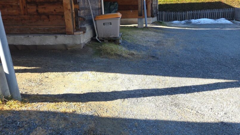 emplacement de parking de 3.3m de large et plus de 2m de hautaur, convient pour des véhicules transportant des personnes en fauteuil roulant