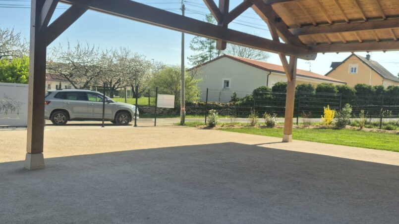 carport aménagé sous auvent, maison moderne et neuve