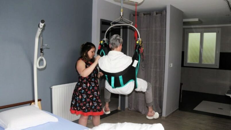 rail au plafond dans la chambre et dans la salle de bain pour les personnes à mobilité réduite en fauteuil roulant