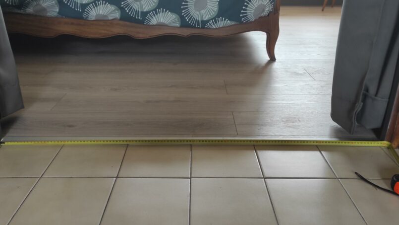 Largeur de porte d'accès à la chambre suffisamment large pour le passage d'une personne à mobilité réduite en fauteuil roulant