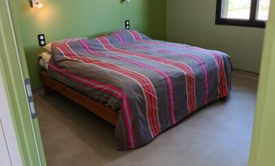 Cinq maisons en bois dont deux jumelables, accessibles PMR (20/30 pers) avec rail de transfert