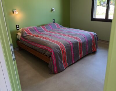 Cinq maisons en bois dont deux jumelables, accessibles PMR (20/30 pers) avec rail de transfert