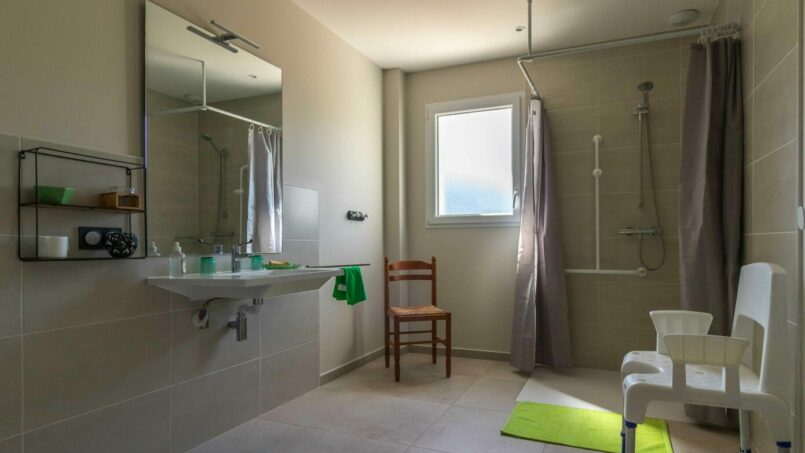 salle de bain PMR espace sous évier, siège douche amovible douche italienne